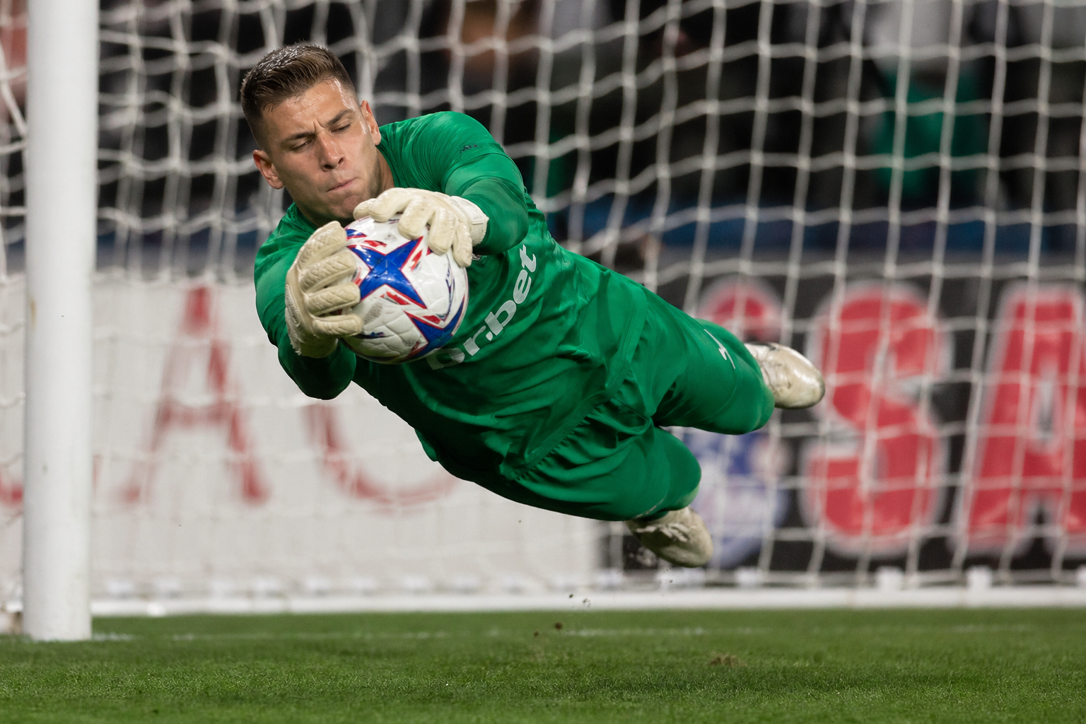Best goalkeeper gloves for grip catching ball